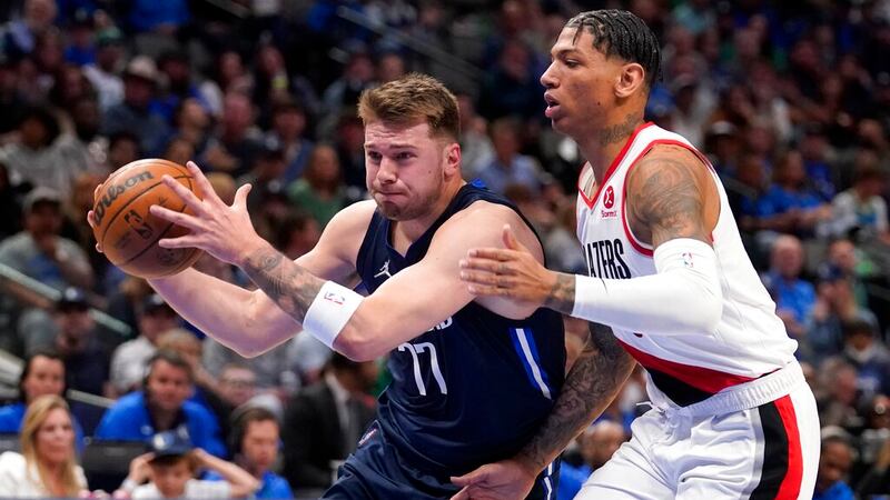 Dallas Mavericks guard Luka Doncic (77) drives to the basket against Portland Trail Blazers...