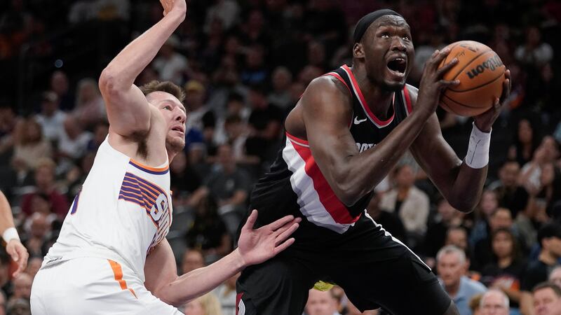 Portland Trail Blazers' Duop Reath, right, drives to the basket against Phoenix Suns' Drew...