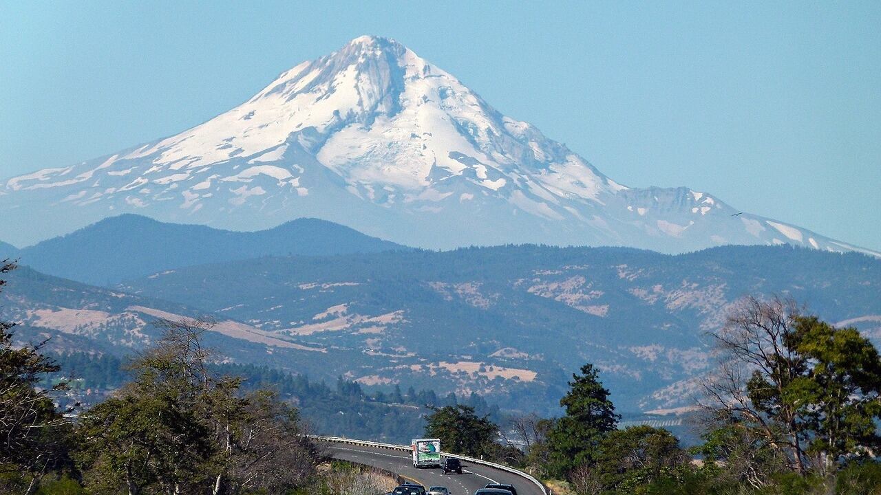 Rescue mission warns of ongoing snowy conditions on Mt. Hood trails - Vimarsana News