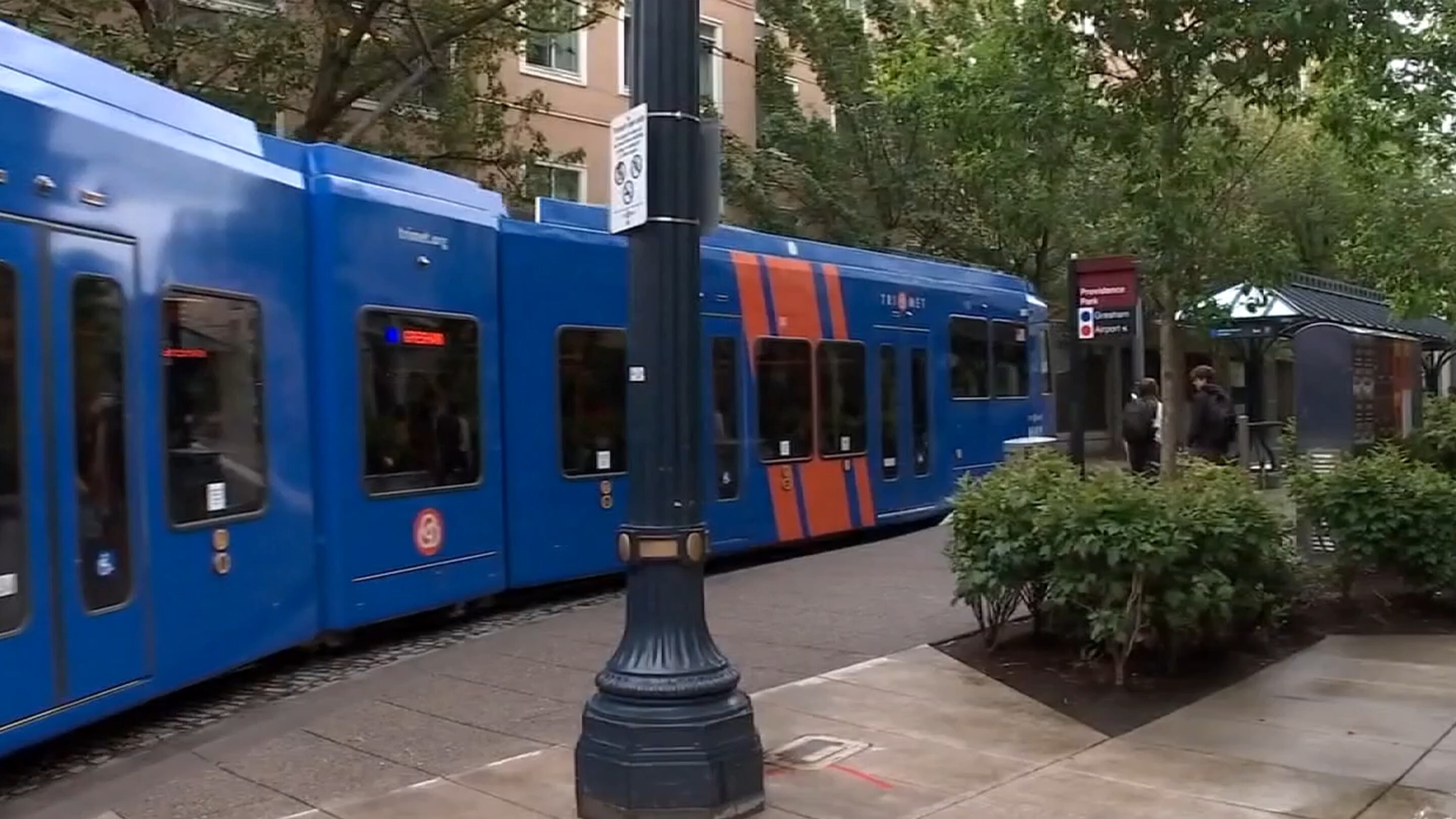 Man shoved onto MAX tracks, 'glad to be alive' - Vimarsana News