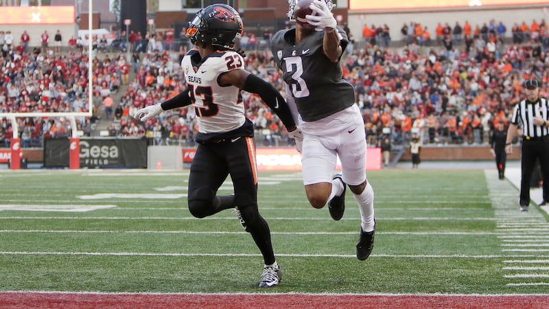 Washington State wide receiver Josh Kelly (3) catches a touchdown pass next to Oregon State...