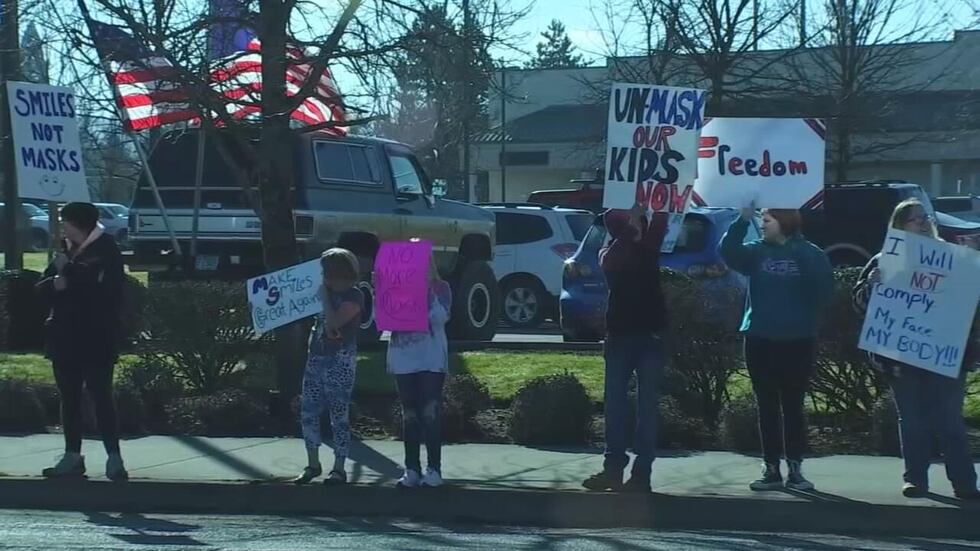 'Not willing to wait': Protesters want Molalla River SD to drop mask mandate now